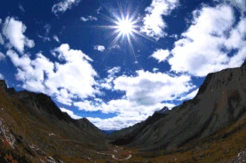 西藏高原群山蓝天白云图片