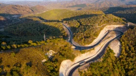 林区大气公路蜿蜒盘山道实拍图片
