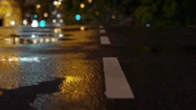 城市夜晚下雨马路特写实拍视频夜景夜晚